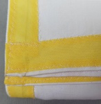 CAMA E MESA, lote com uma (01) toalha de mesa, confecciona em algodão na tonalidade branca, barrado em amarelo, medindo aproximadamente 140x120 cm; usada.