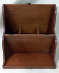 MOBILIARIO - Caixa porta vinhos em madeira, interior com 3 divisórias, fecho em metal dourado. Med.: 34x33,5x13cm.