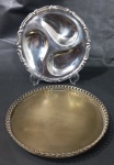 METAL PRATEADO - Duas peças, sendo: A) 1 petisqueira em aço inox com 3 divisórias (20cm) e B) 1 salva em metal espessurado a prata com galeria vazada, necessita banho (20cm).