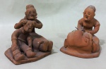 ARTE POPULAR, LUIZ ANTONIO - Duas esculturas em barro cozido, sendo: A) 1 escultura representando rendeira fumando cachimbo (8,5x9x7cm) e B) 1 escultura representando casal de idosos fumando cachimbo (8x8x10cm).