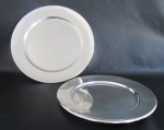 EBERLE - Dois pratos redondos em metal espessurado a prata com banho novo. Med.: 36cm / 31cm.