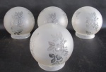 VIDRO - Quatro globos em vidro satinê com decoração de flores e folhagens translucidas. Med.: 12x12cm.