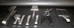 EQUIPAMENTOS PARA COZINHA, Lote com 8 peças em aço inox, sendo: 1 ralador plano (26x9cm), 1 abridor de latas com cabo em plástico rígido (19cm), 3 espátulas para patê (11cm), 1 espátula para cortar queijos (21cm), 1 pegador de salada (20,5cm) e 1 cortador de pizza (12cm).