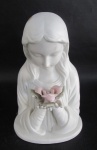 ARTE SACRA - Imaginária Nª Senhora da Rosa Mística, confeccionada em biscuit, com rosas em relevo e em policromia, falta manto e fiação, 1 bicado na cabeça. Med.: 18cm.