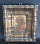 ARTE SACRA/QUADROS - Quadro representando Nª Senhora em papel com moldura em madeira com pintura dourada imitando bambu. Med.: 16x13,5cm.