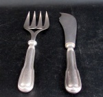 CHRISTOFLE, França - Dois talheres para peixe em metal espessurado à prata, cabo decorado com cinzel de frisos em modelo coração. Manufatura marcada na peça. Medidas: faca 28 cm de comprimento e garfo 25 cm de comprimento