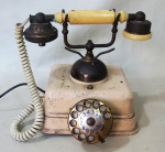 COLECIONISMO - Antigo telefone produzido pela TELEART, caixa em ferro e manopla em baquelite, com desgastes do tempo, sem garantia de funcionamento. Falta 1 pé. Med.: 22x25x25cm.