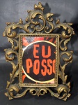 BRONZE - Um porta retratos confeccionado em bronze dourado, ricamente cinzelado, decorado com elementos vegetalistas em vazados. Medidas 24x17cm.
