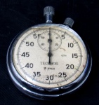 DIVERSOS, um (1) cronógrafo de bolso da marca TECHNOS, mostrador com algarismos arábicos, vidro quebrado, caixa em metal prateado, medindo 54 mm diâmetro, funciona e as vezes para em seguida, usado e sem garantia.