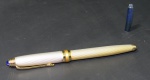 CANETAS, uma (01) tinteiro com corpo na tonalidade creme, lembrando esmalte, detalhes em dourado, pena Iridium Point Germany, ponteira da tampa com caboção azul, acompanha cartucho; não testada sem garantias de funcionamento.
