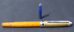 CANETAS, uma (01) tinteiro com corpo marrom alaranjado marmorizado e preto, detalhe em dourado e prata, pena Iridium Point Germany, sistema aerometrico, acompanha cartucho; não testada sem garantias de funcionamento.