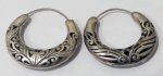 JOIAS, par (2) brincos na forma de mezzaluna, vazados em elementos vegetalistas, confeccionados em PRATA, medindo aproximadamente 3,8 cm diâmetro, peso 15,2 gr.