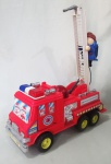 COLECIONISMO - Caminhão de bombeiro FIRE ENGINE anos 90 com escada giratória. Não testada e sem garantia de funcionamento. Med.: 35x30x13cm.