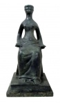 ESCULTURAS, Escultura em bronze representando a Deusa Dama da Justiça, apoiada sobre base quadrada em granito, assinada, assinatura não identificada. Medidas: 48x24x23cm.
