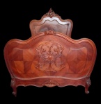MOBILIARIO, Cama de solteiro, confeccionada em madeira, estilo inglês Chipandelle, encimado por entalhe de florão vazado, flores e arabescos em relevo, pés curvos e bordas recortadas. Necessita restauro. Placa em metal com inscrições: "EXPOSICION ARGENTINA" MUEBLES Y TAPICERIA, FONTEROSA y C, 1640 ALSINA = BUENOS AIRES. Med.: 192x140x105cm. Retirada agendada no Rio Comprido - RJ.