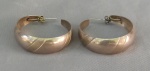 JOIAS, par (2) brincos para orelha furada, tipo meia cana no formato de mezzaluna, medindo aproximadamente 4 cm diâmetro, peso 14,5 gr.