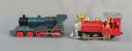 BRINQUEDOS, duas (02) locomotivas Made in China, confeccionadas de liga metálica e polímero, à tração, não usam bateria, modelos 2929 e 9160; usados, medindo a maior 14,5 x 6 x 4cm.