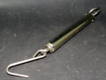 DIVERSOS - Balança de pesca com gancho confeccionada em metal niquelado, suporta até 2,5 kg. Comprimento 21 cm