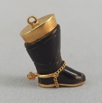 JOIA, um (1) balangandã do gênero votivo (que representam uma graça alcançada), podendo ser chamado de pequeno ex voto, representando um pé,  confeccionado em azeviche com monture em OURO, medindo 2,5 cm, possui olhal e falta a argola.