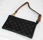 ACESSORIOS FEMININOS, Carteira LOUIS VUITTON, confeccionada em couro, guarnições em metal dourado com sinais de oxidação. Sem garantia de autentidade. Med.: 23x13cm.