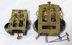 RELÓGIOS, Sucata de relojoeiro, sendo: Duas máquinas de relógio da manufatura ANSONIA CLOCK sem garantia de funcionamento, ideal para montagem e reposição de relógios. Med.: 12x12cm / 10,5x11cm.