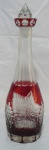CRISTAL DOUBLE, Licoreira em cristal double nas tonalidades vermelha e translucida, lapidada por folhas de parreira e uveiras em baixo relevo. Tampa adaptada com bicados. Med.: 33cm.