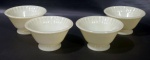 VIDRO COLOREX - Quatro bowls para sobremesa em vidro na tonalidade bege, bordas onduladas, em formato cônico, apoiado sobre base circular. Manufatura marcada no fundo. Medida: 6x11,5cm.