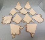 CAMA E MESA, lote com onze (11) guardanapos, confeccionados em tecido de linho na tonalidade bege, com barrado bordado de linha castanho, medindo aproximadamente 29x29 cm; usados, alguns com manchas.