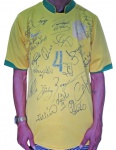 COLECIONISMO, Camisa do Brasil, Copa de 2006, autografada por todo elenco. Possui falhas na marca e no brasão do time. Tamanho GG.