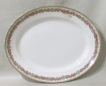 FAIANÇA JOHN MADDOCK & SONS - Travessa em faiança vitrificada branca inglesa, bordas decoradas com faixas de motivos florais em policromia. Marcado no fundo. Medidas 43,5 x 35 cm