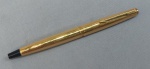 CANETA, uma (01) PARKER Ind. Brasileira, tinteiro corpo dourado e preto, folheada a ouro 12k, possui marca possessória; usada não testada sem garantias de funcionamento.