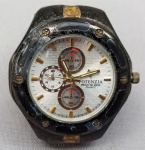 RELÓGIO, um (1) de pulso da marca POTENZA, movimento quartz, multifuncional, caixa e pulseira em metal com esmaltação na tonalidade preta,detalhes dourado, medindo 42 mm diâmetro, possui bastante sinais de uso, usado, não testado e sem garantia.