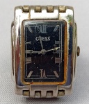 RELÓGIO, um (1) de pulso da marca GUESS, mostrador com algarismos romanos, caixa e pulseira em aço, medindo 36 x 27 mm, movimento quartz, usado, não testado e sem garantia.