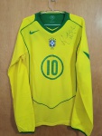 Camisa  Ronaldinho Gaucho 2005 Seleção Brasileira Autografada e Preparada para Jogo. Original.  Manga Longa Seleção Brasileira (Provavelmente preparado para a Copa das Confederações 2005 mas somente manga curta foi utilizado)Autografado pelo Ronaldinho. Made in Portugal Tamanho GSem etiquetas, Modelo Jogador. Símbolo Nike e Escudos Aplicados.Obs: Nome nas Costas está Apagado. Material caiu.
