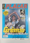 Revista Pôster Ronaldinho 1999 Autografada. Grêmio Campeão Gaúcho. Primeira Aparição em uma revista esportiva. Raríssima. Foi distribuída apenas no Rio Grande do Sul. Bom estado de conservação.