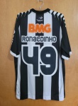 Camisa Ronaldinho Gaúcho R49 Usada em Jogo pelo Atlético MG em 2012. BMG frontal Pintado, Nome e número Pintados Tamanho GG. Modelo não foi vendido em loja. Item Raríssimo. Está com os autografos um pouco apagados do Ronaldinho, Neto Berola e Leonardo Silva. Obs:Pequena manchinha na parte de baixo.