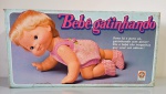 Brinquedos Estrela - Bebê  Gatinhando anos 80, todo original com roupas e meias, acompanha manual e caixa, ambos em bom estado de conservação. Funcionamento está ok.Obs:Item que fazia parte do acervo de um grande colecionador e agora está disponivel para venda nesse leilão.
