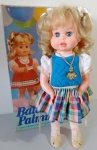 Brinquedos Estrela - Boneca Bate Palminha anos 80, canta parabéns, apresenta bom estado de conservação e está em funcionamento. acompanha caixa que apesar do tempo permanece íntegra. Obs:Item que fazia parte do acervo de um grande colecionador e agora está disponivel para venda nesse leilão.