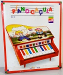 Brinquedos Hering - Piano Caçula anos 80, apresenta bom estado de conservação e está em funcionamento. acompanha caixa que apesar do tempo permanece íntegra. Obs:Item que fazia parte do acervo de um grande colecionador e agora está disponivel para venda nesse leilão.