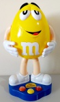 M&MS -Dispenser amarelo musical muito bem conservado, com aproximadamente 20 cm de altura.Obs:Item que fazia parte do acervo de um grande colecionador e agora está disponivel para venda nesse leilão.