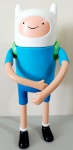 Finn (Hora de Aventura), boneco articulado de vinil com aproximadamente 20 cm. de altura.Obs:Item que fazia parte do acervo de um grande colecionador e agora está disponivel para venda nesse leilão.