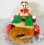 Brinquedos Hering - Mônica Musical, brinquedo de madeira e plástico com rodas livres, apresenta bom estado de conservação. Obs:Item que fazia parte do acervo de um grande colecionador e agora está disponivel para venda nesse leilão.