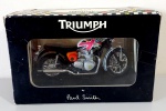 Miniatura Moto Triumph By Paul Smith, fabricada em metal com partes em plástico, escala 1:6., lacrada com a embalagem original. Rica em detalhes de um grande clássico.Obs:Item que fazia parte do acervo de um grande colecionador e agora está disponivel para venda nesse leilão.
