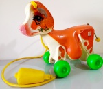 Antigo Brinquedo da Estrela - Vaquinha MUMU  Anos 80 - A vaquinha engraçadinha que balança a cabeça, mexe o rabinho e reproduz som ''MUUUU'' - Funcionamento (apertando o sino), porém o mesmo encontra-se descolado do caninho. Possui rodinhas nos pés que giram livremente - Medida da vaquinha: 26 x 14,5 x 12 cm.Obs:Item que fazia parte do acervo de um grande colecionador e agora está disponivel para venda nesse leilão.