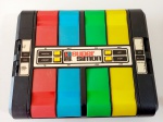 Original e Tradicional Super Simon MB (Milton Bradley) Electronic, brinquedo não respondeu aos testes.Obs:Item que fazia parte do acervo de um grande colecionador e agora está disponivel para venda nesse leilão.