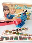 Brinquedos Estrela - Cine Show Mickey & Donald completo, na caixa e apresenta bom estado, caixa com avarias.Obs:Item que fazia parte do acervo de um grande colecionador e agora está disponivel para venda nesse leilão.