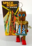 Brinquedo de Lata - Robô Space Robot movido a coirda, brinquedo em ordem com a caixa original e medindo aproximadamente 15 cm. de altura.