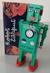 Brinquedo de Lata - Robô Lilliput, funcionamento a corda, está na caixa e em bom estado. Mede aproximadamente 15 cm. de altura.