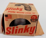 O Slinky original brinquedo de mola na caixa.