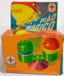 Pião Mágico Estrela, no estojo original, contem 2 piões coloridos em plástico rígido, funcionamento mecânico. Anos 70